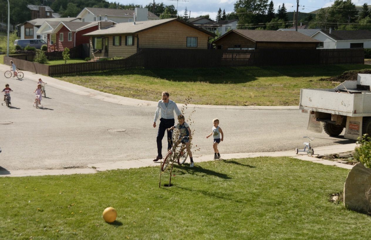 Martin Lakeman teaching his son Thomas to ride a bike